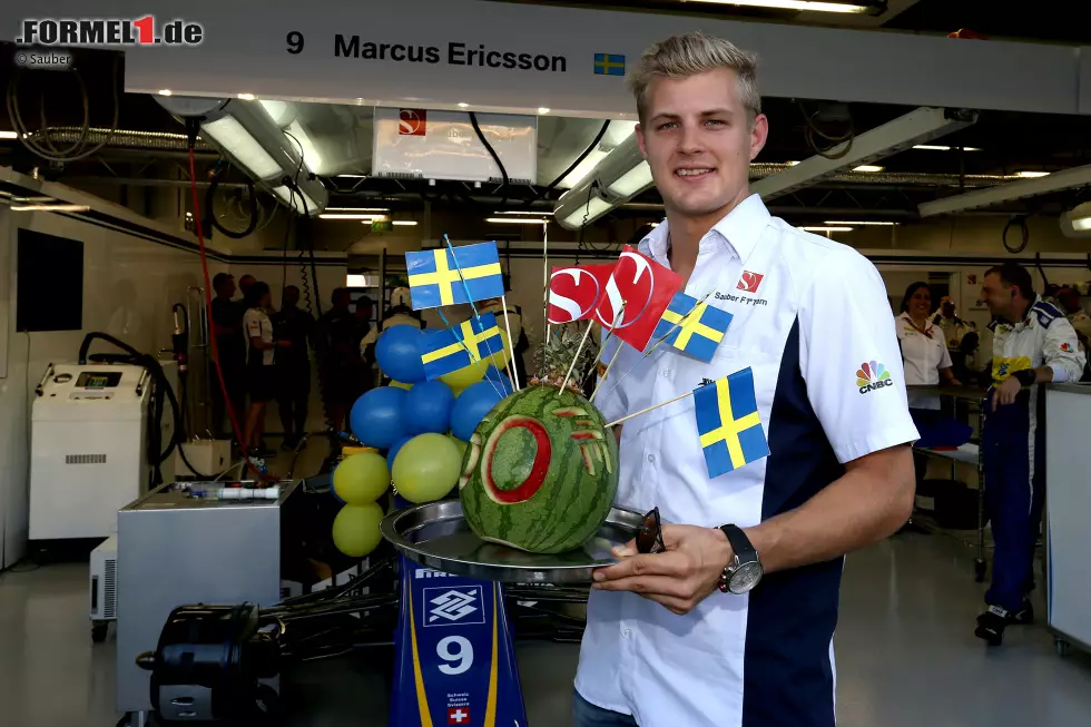 50 Grands Prix auf dem Buckel hat Marcus Ericsson, aber von Poles, Siegen oder gar einem WM-Titel ist der Schwede im Sauber-Team meilenweit entfernt. Zum Jubiläum gibt's keine IKEA-Möbel (das Möbelhaus zahlt schon seine Karriere), sondern einen exotischen Fruchtcocktail. Bei der Tropenhitze eine willkommene Alternative. Foto zur News: 50 Grands Prix auf dem Buckel hat Marcus Ericsson, aber von Poles, Siegen oder gar einem WM-Titel ist der Schwede im Sauber-Team meilenweit entfernt. Zum Jubiläum gibt's keine IKEA-Möbel (das Möbelhaus zahlt schon seine Karriere), sondern einen exotischen Fruchtcocktail. Bei der Tropenhitze eine willkommene Alternative.