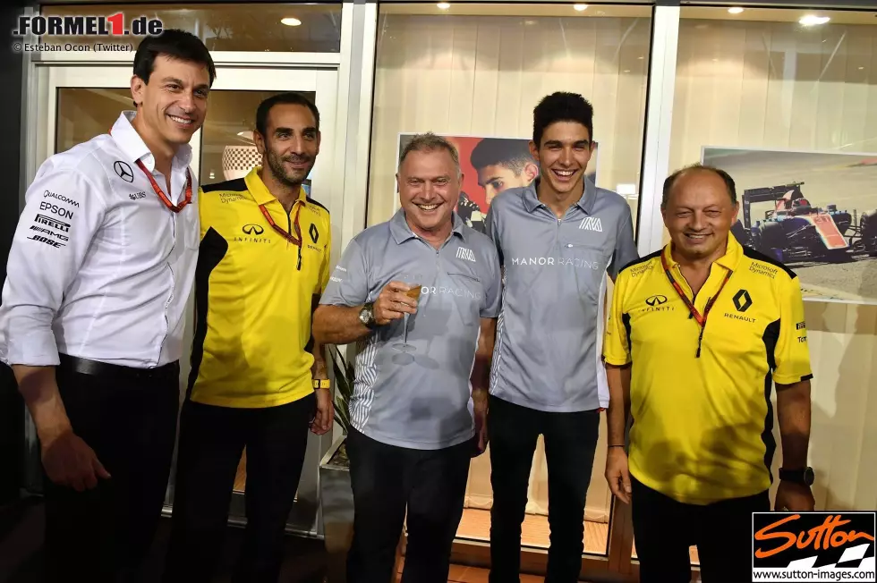Esteban Ocon feiert seinen 20. Geburtstag mit Toto Wolff, Cyril Abiteboul, Dave Ryan und Frederic Vasseur. Gleich drei Formel-1-Teams wollen ihn haben, nur eins kann ihn bekommen. Kein Wunder, hat er doch einst in der Formel 3 einen gewissen Max Verstappen geschlagen. Foto zur News: Esteban Ocon feiert seinen 20. Geburtstag mit Toto Wolff, Cyril Abiteboul, Dave Ryan und Frederic Vasseur. Gleich drei Formel-1-Teams wollen ihn haben, nur eins kann ihn bekommen. Kein Wunder, hat er doch einst in der Formel 3 einen gewissen Max Verstappen geschlagen.