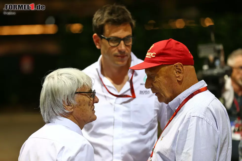 Bernie Ecclestone, so empfinden das einige Beobachter, wird durch den Einstieg von Liberty Media ins Abseits gedrängt. Er zieht sich zu seinen engsten Vertrauten zurück, zum Beispiel Niki Lauda. Der hat Ecclestone seine einflussreiche Position bei Mercedes zu verdanken. Foto zur News: Bernie Ecclestone, so empfinden das einige Beobachter, wird durch den Einstieg von Liberty Media ins Abseits gedrängt. Er zieht sich zu seinen engsten Vertrauten zurück, zum Beispiel Niki Lauda. Der hat Ecclestone seine einflussreiche Position bei Mercedes zu verdanken.