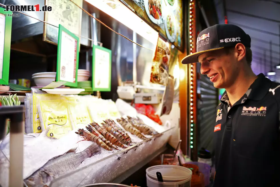 Die asiatische Küche ist nicht jedermanns Sache, Max Verstappen aber genießt seinen Besuch auf dem Food-Market von Singapur. Foto zur News: Die asiatische Küche ist nicht jedermanns Sache, Max Verstappen aber genießt seinen Besuch auf dem Food-Market von Singapur.