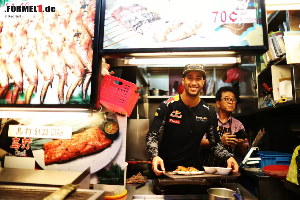 Sein Teamkollege Daniel Ricciardo geht noch einen Schritt weiter: Er übt sich als Aushilfskoch in einem Fast-Food-Restaurant. Foto zur News: Sein Teamkollege Daniel Ricciardo geht noch einen Schritt weiter: Er übt sich als Aushilfskoch in einem Fast-Food-Restaurant.