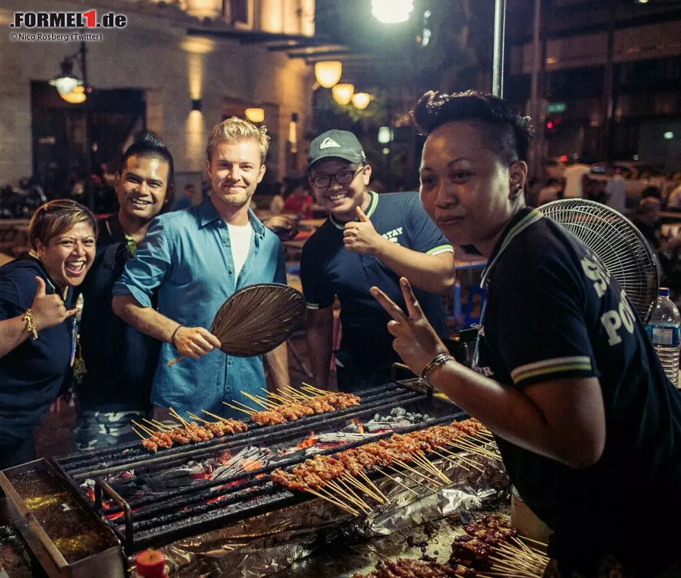 Und Nico Rosberg experimentiert am offenen Grill. Scheint zu schmecken - genau wie der erste Sieg in Singapur und die acht Punkte Vorsprung auf Hamilton in der WM. Foto zur News: Und Nico Rosberg experimentiert am offenen Grill. Scheint zu schmecken - genau wie der erste Sieg in Singapur und die acht Punkte Vorsprung auf Hamilton in der WM.