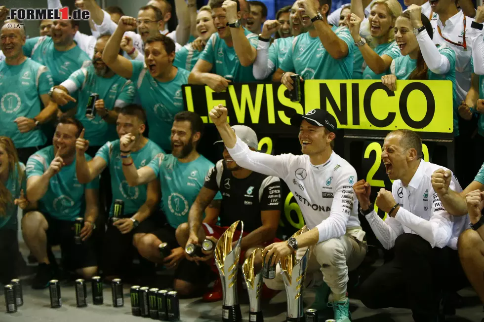 Übrigens: Vor Rosberg haben nur Weltmeister in Singapur gewonnen. Ein gutes Omen? Hamilton jedenfalls gratuliert fair: "Nico hat dieses Wochenende einen super Job gemacht. Er verdient diesen Sieg." Ungewohnt sanftmütige Töne vom entthronten WM-Leader... Foto zur News: Übrigens: Vor Rosberg haben nur Weltmeister in Singapur gewonnen. Ein gutes Omen? Hamilton jedenfalls gratuliert fair: "Nico hat dieses Wochenende einen super Job gemacht. Er verdient diesen Sieg." Ungewohnt sanftmütige Töne vom entthronten WM-Leader...