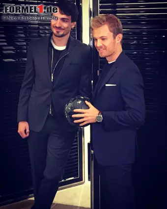Und auch außerhalb des Paddocks genießt Rosberg gerade Everybody's-Darling-Status. Ob bei den Laureus-Awards, bei Joko & Klaas oder beim Hugo-Boss-Fotoshooting mit DFB-Weltmeister Mats Hummels: Wo er auch hinkommt, fliegen ihm die Sympathien entgegen. Foto zur News: Und auch außerhalb des Paddocks genießt Rosberg gerade Everybody's-Darling-Status. Ob bei den Laureus-Awards, bei Joko & Klaas oder beim Hugo-Boss-Fotoshooting mit DFB-Weltmeister Mats Hummels: Wo er auch hinkommt, fliegen ihm die Sympathien entgegen.