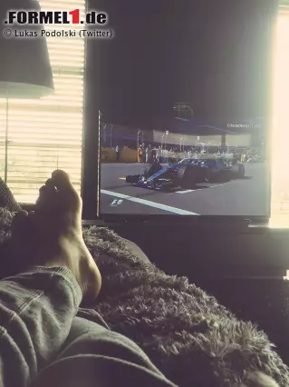 Apropos DFB: Selbst Lukas Podolski ist glühender Rosberg-Fan, und das nicht nur wegen der Verbindung zwischen der Nationalmannschaft und Mercedes-Benz. Einziger Fehler: "Poldi" schaut RTL anstelle des Live-Tickers von Motorsport-Total.com! Foto zur News: Apropos DFB: Selbst Lukas Podolski ist glühender Rosberg-Fan, und das nicht nur wegen der Verbindung zwischen der Nationalmannschaft und Mercedes-Benz. Einziger Fehler: "Poldi" schaut RTL anstelle des Live-Tickers von Motorsport-Total.com!