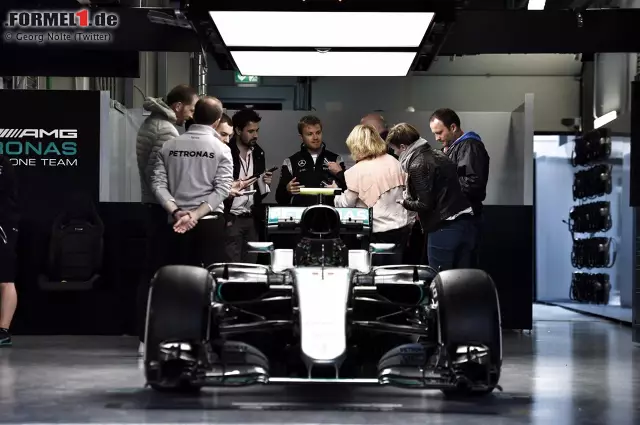 Mittendrin statt nur dabei: Einer handverlesenen Gruppe Journalisten, darunter auch unser Dieter Rencken, erklärt der Mercedes-Fahrer seinen Silberpfeil. Das Feature dazu gibt's demnächst auf unserem Portal! Foto zur News: Mittendrin statt nur dabei: Einer handverlesenen Gruppe Journalisten, darunter auch unser Dieter Rencken, erklärt der Mercedes-Fahrer seinen Silberpfeil. Das Feature dazu gibt's demnächst auf unserem Portal!