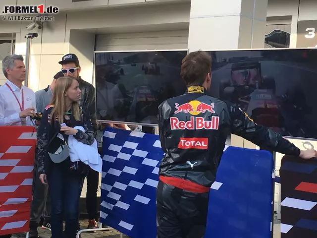 Daniil Kwjat hat seinen Job vor 60.001 russischen Landsleuten nicht gut gemacht. Bevor er sich den kritischen TV-Journalisten stellt, sieht er sich auf dem Monitor selbst an, was er in der ersten Runde angerichtet hat. Nämlich Sebastian Vettel gleich zweimal ins Heck zu fahren. Foto zur News: Daniil Kwjat hat seinen Job vor 60.001 russischen Landsleuten nicht gut gemacht. Bevor er sich den kritischen TV-Journalisten stellt, sieht er sich auf dem Monitor selbst an, was er in der ersten Runde angerichtet hat. Nämlich Sebastian Vettel gleich zweimal ins Heck zu fahren.