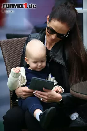 Kimi Räikkönen, das weiß man, ist kein Freund von Facebook & Co. Damit das bei seinem Sohn Robin einmal anders wird, trainiert Mama Minttu schon fleißig mit dem iPad. Wir wetten: Sobald der Kleine groß genug ist, geht Papa mit ihm auf die Kartbahn. Ohne viel zu reden oder zu tweeten... Foto zur News: Kimi Räikkönen, das weiß man, ist kein Freund von Facebook & Co. Damit das bei seinem Sohn Robin einmal anders wird, trainiert Mama Minttu schon fleißig mit dem iPad. Wir wetten: Sobald der Kleine groß genug ist, geht Papa mit ihm auf die Kartbahn. Ohne viel zu reden oder zu tweeten...