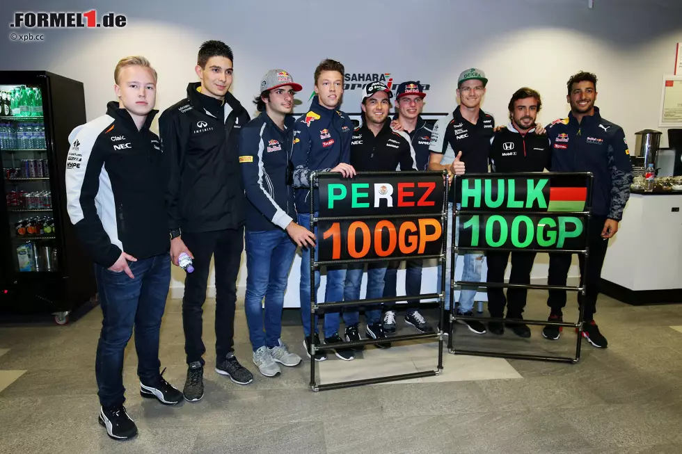 Sergio Perez und Nico Hülkenberg bestreiten in Sotschi zeitgleich ihren 100. Grand Prix - und viele Kollegen kommen, um zu gratulieren. Die beiden Herren links im Bild dürften nicht all unseren Lesern bekannt sein: der von Force India geförderte Russe Nikita Masepin und Renault-Testfahrer Esteban Ocon. Foto zur News: Sergio Perez und Nico Hülkenberg bestreiten in Sotschi zeitgleich ihren 100. Grand Prix - und viele Kollegen kommen, um zu gratulieren. Die beiden Herren links im Bild dürften nicht all unseren Lesern bekannt sein: der von Force India geförderte Russe Nikita Masepin und Renault-Testfahrer Esteban Ocon.