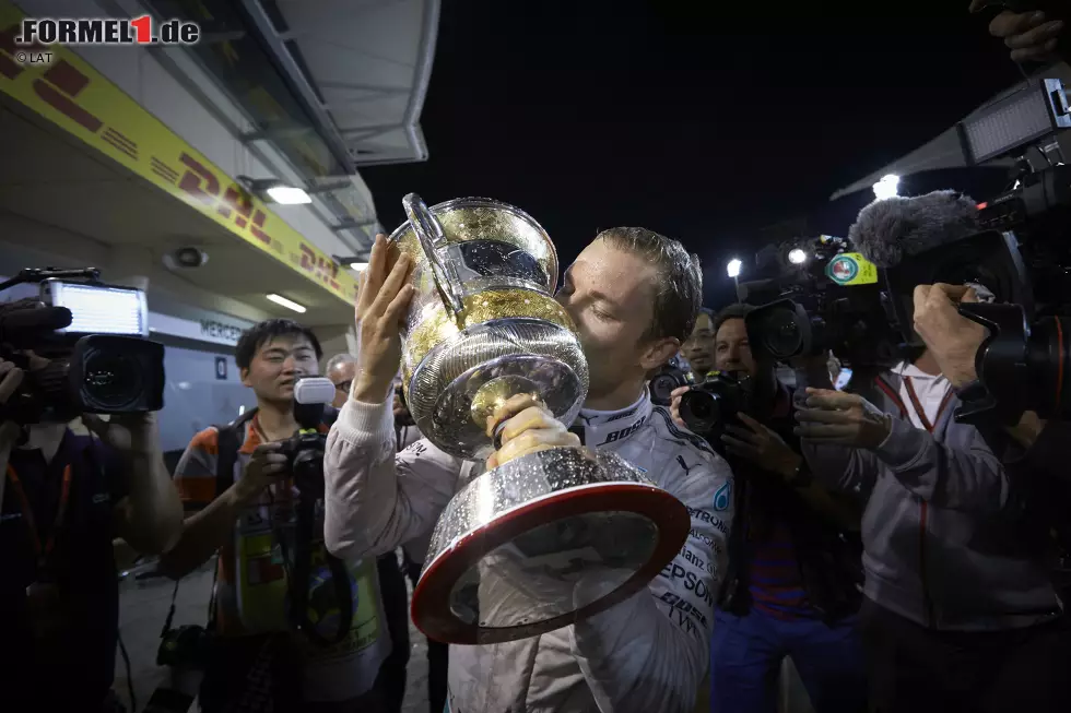 Foto zur News: Läuft! Zweiter Sieg im zweiten Rennen für Nico Rosberg. Gutes Omen: Die letzten vier Bahrain-Sieger wurden anschließend Weltmeister. Und Fahrer, die fünf Rennen hintereinander gewonnen haben, aber nie Weltmeister wurden, hat es in der Formel-1-Geschichte überhaupt noch nie gegeben. Jetzt durch die Highlights 2016 klicken!