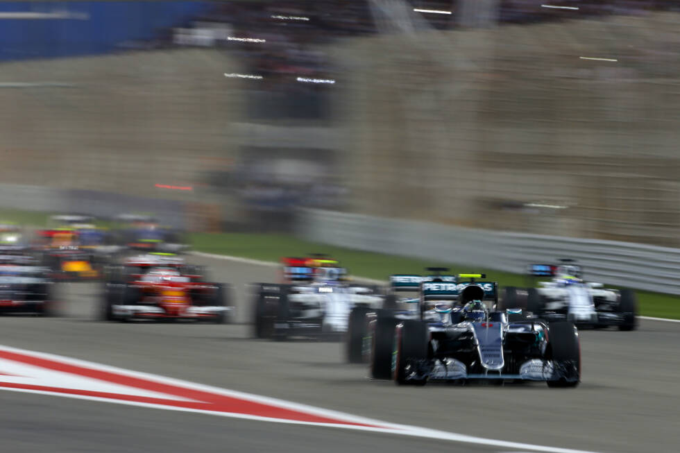 Foto zur News: Der eigentliche Start: Rosberg managt das Spiel mit der Kupplung besser als Hamilton, zieht am Teamkollegen vorbei. Am besten kommen die Mexikaner Weg: Esteban Gutierrez (Haas) von P13 auf P7, Sergio Perez (Force India) von P18 auf P12.