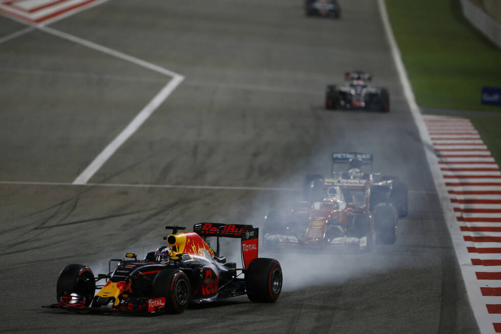 Foto zur News: Räikkönen nutzt nach schlechtem Start diesen Verbremser von Daniel Ricciardo, dessen Frontflügel-Endplatte rechts in der ersten Kurve liegen blieb, um P4 zurückzuerobern. Hamilton ist da schon wieder Sechster. Ricciardo kommt früh zum ersten Stopp, wechselt neben Reifen auch den Flügel.