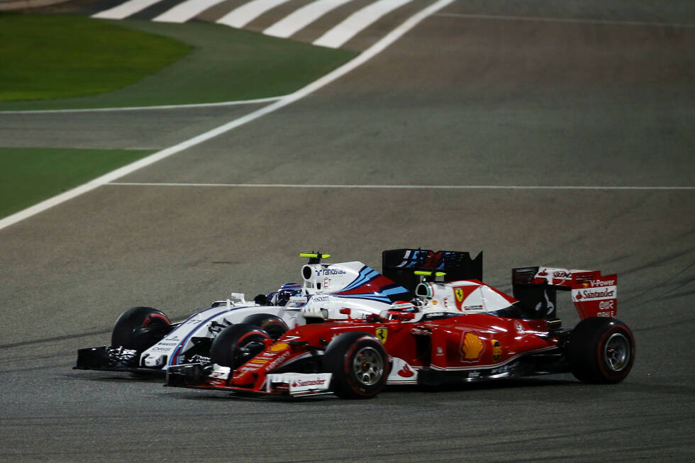 Foto zur News: Williams hält sich nur kurz auf P2/3: Räikkönen schnappt sich Bottas in der siebten Runde und ist Zweiter, als Felipe Massa in der gleichen Runde an die Box kommt. Rückstand auf Leader Rosberg: 11,9 Sekunden. Fataler Strategiefehler: Williams fährt als einziges Team zweimal mit Medium.