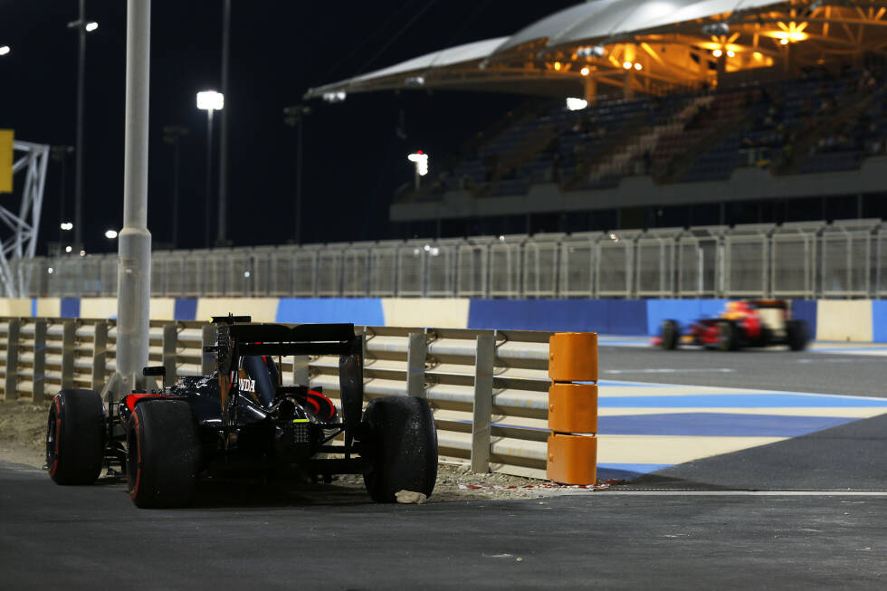 Foto zur News: Am Freitag noch sensationell Dritter, am Sonntag der nächste Ausfall: Jenson Button hatte sich vom McLaren im Rennen mehr erwartet. Als sein Honda-Antrieb den Geist aufgibt, liegt er zwei Sekunden vor Rookie-Teamkollege Stoffel Vandoorne an neunter Position.