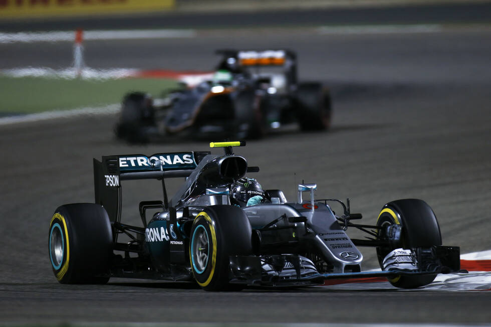 Foto zur News: Beim ersten Stopp setzt Mercedes Rosberg auf Soft, Hamilton auf Medium. Der Weltmeister soll einen Stopp weniger machen. Das klappt nicht, weil der Medium genauso schnell abbaut wie Räikkönens Soft. Rosberg lässt es gemütlich angehen. Sein Vorsprung schmilzt auf 3,7 Sekunden.