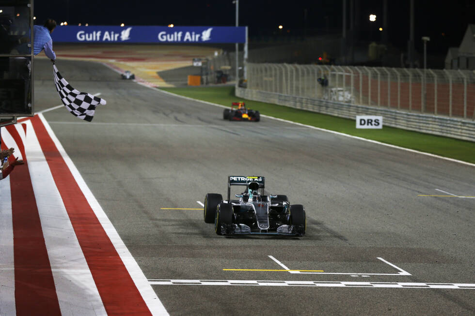 Foto zur News: Hamiltons Taktik, vier Runden später als Räikkönen zu wechseln, um nach einer etwaigen Safety-Car-Phase bessere Reifen zu haben, geht nicht auf - sein Rückstand wächst von 5,3 auf 17,2 Sekunden an. Rosberg kann im letzten Stint wieder zulegen und gewinnt, überrundet bis auf fünf Gegner das komplette Feld.