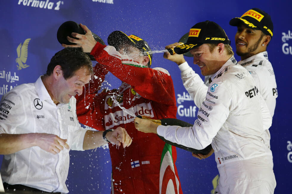 Foto zur News: Ausgerechnet für Räikkönen gibt&#039;s keinen Champagner mehr: Bei drei seiner letzten vier Podestplätze wird auf dem Podium Rosenwasser ausgeschenkt. &quot;Ich weiß nicht, warum es in Bahrain immer so gut klappt&quot;, sagt er nach seiner achten Top-3-Platzierung in der Sachir-Wüste. &quot;Wahrscheinlich Zufall.&quot;