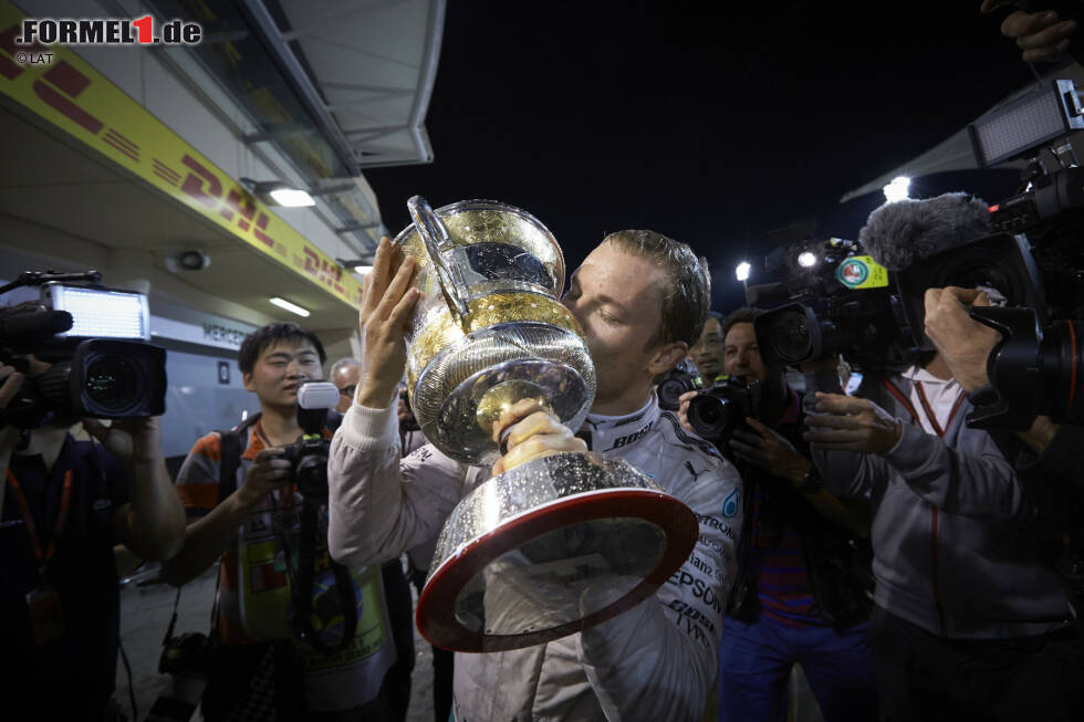 Foto zur News: Läuft! Zweiter Sieg im zweiten Rennen für Nico Rosberg. Gutes Omen: Die letzten vier Bahrain-Sieger wurden anschließend Weltmeister. Und Fahrer, die fünf Rennen hintereinander gewonnen haben, aber nie Weltmeister wurden, hat es in der Formel-1-Geschichte überhaupt noch nie gegeben.