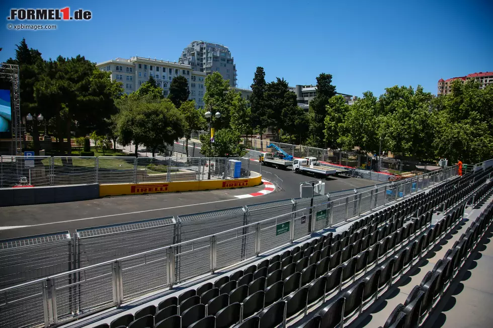 Foto zur News: Was aussieht wie eine typische Strecke der Formel E ist in Wirklichkeit das neue Prunkstück der Königsklasse. Durch die Stadt von Baku führt der sechs Kilometer lange Kurs, der wieder einmal vom Deutschen Hermann Tilke entworfen wurde.