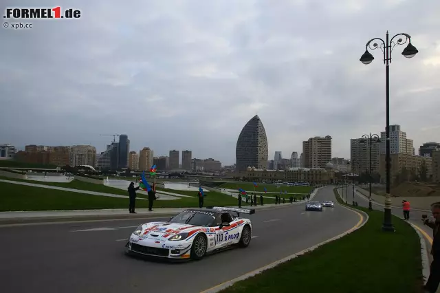 Foto zur News: Motorsport gab es in Baku schon: "Mein Papa ist 2012 ein Rennen gefahren, ich habe es im Internet geguckt", erinnert sich Max Verstappen (Red Bull) an den Ausflug seines Vaters Jos, der mit Jacques Villeneuve an der "Baku City Challenge" für GT-Autos teilnahm. Auf einer Strecke, die 2,144 Kilometer kurz und lächerlich schmal war.