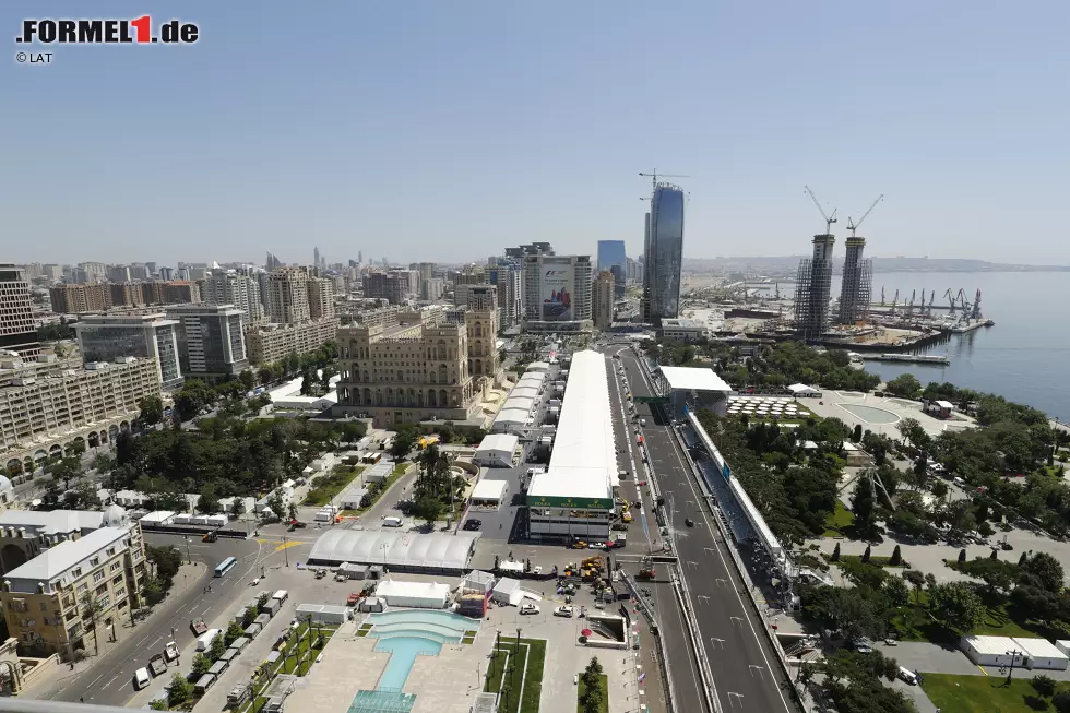 Foto zur News: Nach dem Eurovision Song Contest und dem Europaspielen erhält die Formel 1 in der Hauptstadt einen spektakulären Schauplatz. Der Baku City Circuit aus der Feder des Aacheners Hermann Tilke ist mit 6,003 Kilometern nicht nur die zweitlängste Strecke im Kalender, sondern auch eine der schnellsten und der engsten Bahnen.