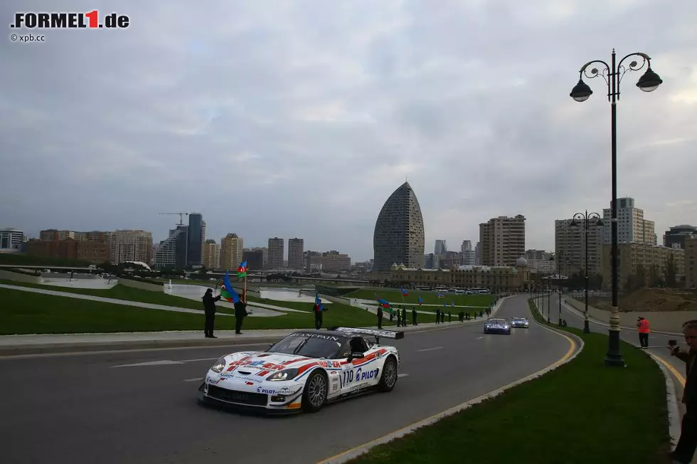 Motorsport gab es in Baku schon: "Mein Papa ist 2012 ein Rennen gefahren, ich habe es im Internet geguckt", erinnert sich Max Verstappen (Red Bull) an den Ausflug seines Vaters Jos, der mit Jacques Villeneuve an der "Baku City Challenge" für GT-Autos teilnahm. Auf einer Strecke, die 2,144 Kilometer kurz und lächerlich schmal war. Foto zur News: Motorsport gab es in Baku schon: "Mein Papa ist 2012 ein Rennen gefahren, ich habe es im Internet geguckt", erinnert sich Max Verstappen (Red Bull) an den Ausflug seines Vaters Jos, der mit Jacques Villeneuve an der "Baku City Challenge" für GT-Autos teilnahm. Auf einer Strecke, die 2,144 Kilometer kurz und lächerlich schmal war.