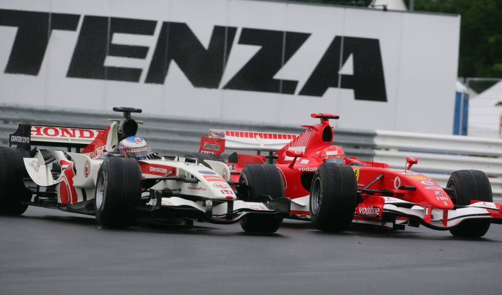 Foto zur News: #5: Ungarn 2006. Vom 14. Startplatz kommend überholte Button in der ersten Runde drei Gegner, Nick Heidfeld in der zweiten, David Coulthard in der dritten, Felipe Massa in der vierten. Nach sieben Runden war Michael Schumacher dran. Weil bei Fernando Alonso ein Rad locker wurde, hatte Button leichtes Spiel. Es war sein erster Sieg.