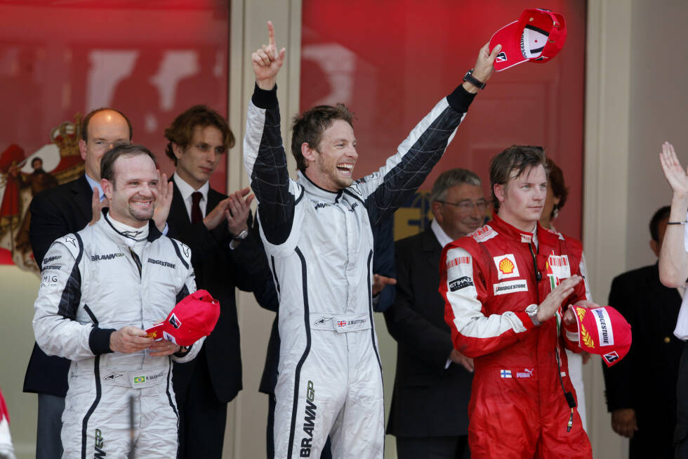 Foto zur News: #6: Monaco 2009. Im überlegenen Brawn holte sich Button zunächst die vielleicht beste Pole-Position seiner Karriere und dann auch den Sieg - den fünften im sechsten Saisonrennen. Im Gegensatz zu Teamkollege Rubens Barrichello verstand er es mit seinem weichen Fahrstil, die Stärken des Autos perfekt auszuspielen.