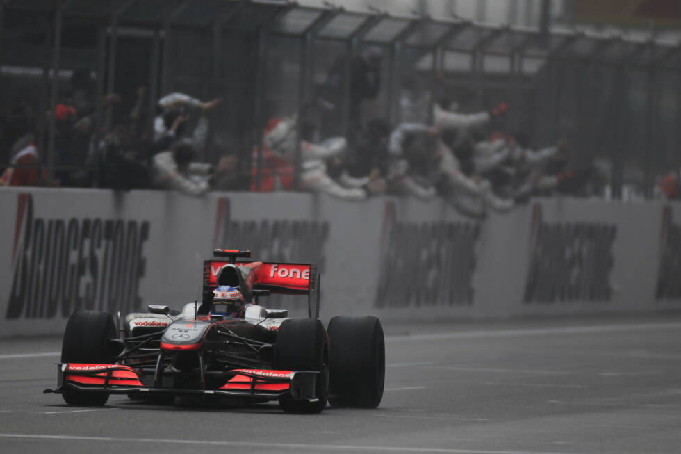 Foto zur News: #1: China 2010. Viele zweifelten am Wechsel zu McLaren, aber Button gewann sein erstes Rennen. Der Sieg in China war noch beeindruckender. Gestartet als Fünfter, blieb er während der Safety-Car-Phase, als alle auf Regenreifen wechselten, draußen. Im Finish setzte er sich in einem tollen Duell gegen Teamkollege Lewis Hamilton durch.