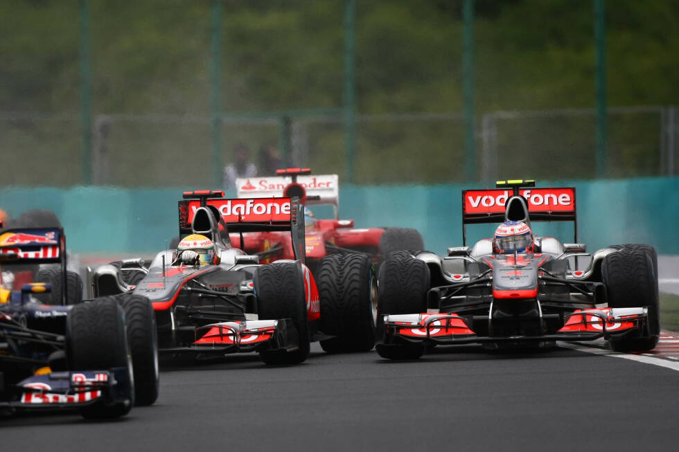 Foto zur News: #4: Ungarn 2011. Wieder einmal schlug Button Lewis Hamilton wegen der besseren Reifenentscheidungen auf einer wechselhaften Strecke. Hamilton leistete sich bei schwierigen Bedingungen einen Dreher in der Schikane, Button blieb cool - und widersetzte sich erfolgreich dem McLaren-Befehl, auf Intermediates zu wechseln.