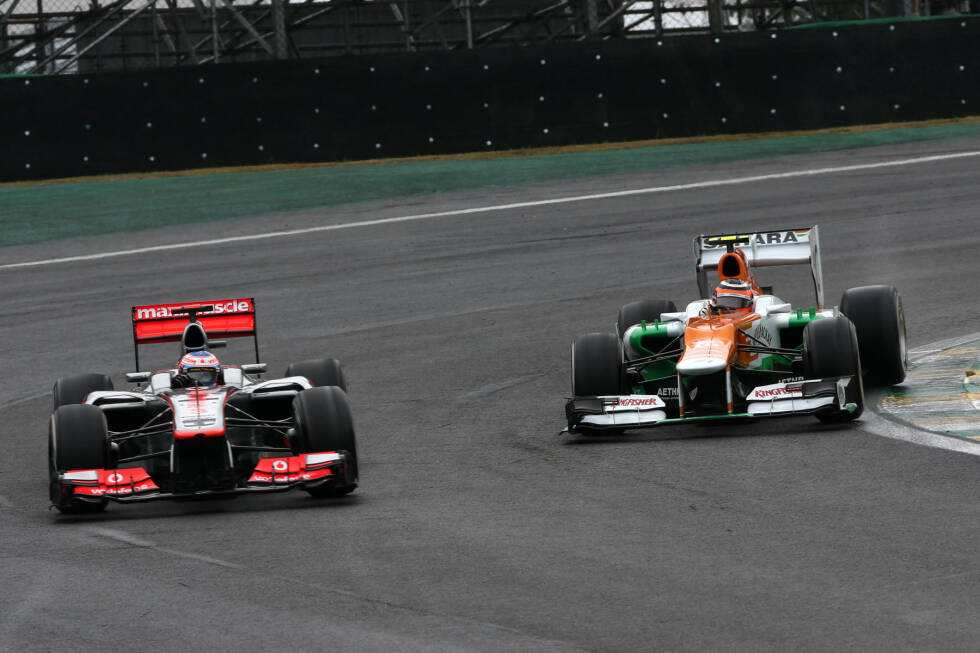 Foto zur News: #9: Brasilien 2012. Nach einem tollen Duell mit Lewis Hamilton in der Anfangsphase führten Button und Nico Hülkenberg überlegen, bis das Safety-Car auf die Strecke kam. Später wurde er von Hamilton überholt - ein Problem, das Hülkenberg mit einer Kollision erledigte. Währenddessen behielt Button kühlen Kopf und gewann das Rennen.
