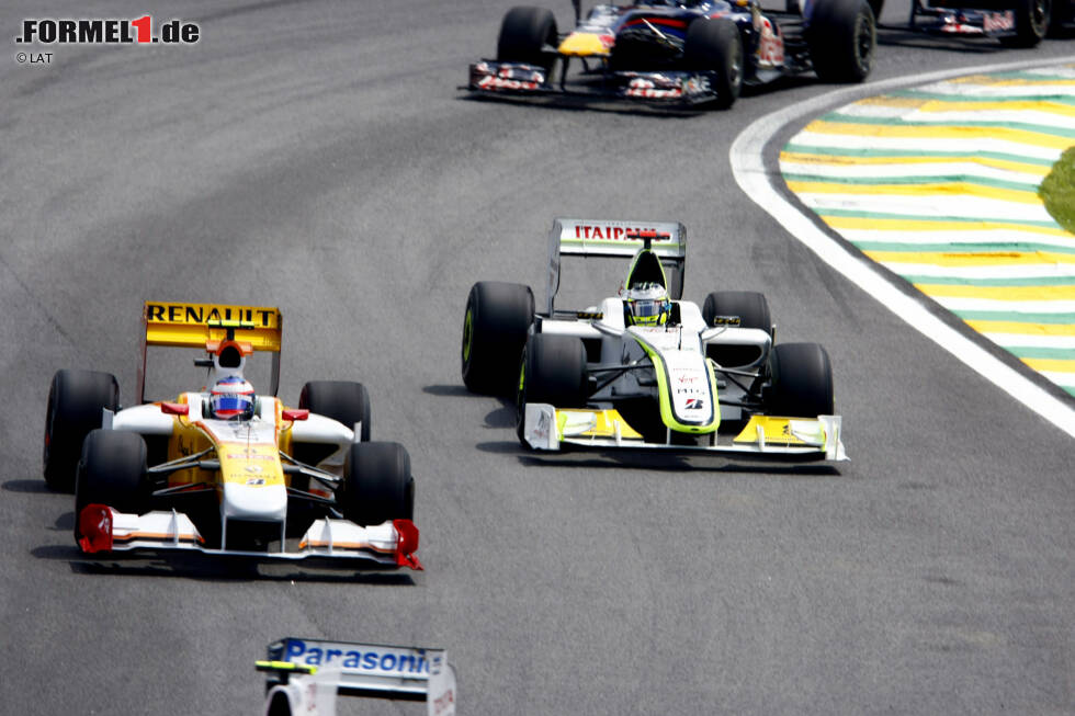 #11: Brasilien 2009. Wegen überhitzender Hinterreifen qualifizierte sich Button an 14. Stelle, während Teamkollege Rubens Barrichello auf Pole-Position stand. Aber Button fuhr ein blitzsauberes Rennen mit tollen Überholmanövern. Barrichellos Reifenschaden wäre wohl nicht nötig gewesen, um seinen ersten und einzigen WM-Titel zu fixieren. #11: Brasilien 2009. Wegen überhitzender Hinterreifen qualifizierte sich Button an 14. Stelle, während Teamkollege Rubens Barrichello auf Pole-Position stand. Aber Button fuhr ein blitzsauberes Rennen mit tollen Überholmanövern. Barrichellos Reifenschaden wäre wohl nicht nötig gewesen, um seinen ersten und einzigen WM-Titel zu fixieren.