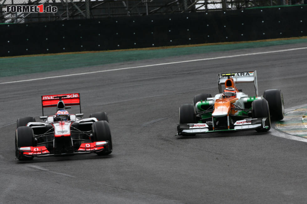 Foto zur News: #9: Brasilien 2012. Nach einem tollen Duell mit Lewis Hamilton in der Anfangsphase führten Button und Nico Hülkenberg überlegen, bis das Safety-Car auf die Strecke kam. Später wurde er von Hamilton überholt - ein Problem, das Hülkenberg mit einer Kollision erledigte. Währenddessen behielt Button kühlen Kopf und gewann das Rennen.