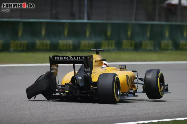 Der Grand Prix von China beginnt mit drei Reifenschäden, alle links hinten, am Freitag. Es wird befürchtet: Hat Pirelli ein Problem, muss das Rennen abgesagt werden? Später stellt sich heraus: Technik-Panne bei Williams - und Renault ist nur über Wrackteile gefahren. Reiner Zufall also. Foto zur News: Der Grand Prix von China beginnt mit drei Reifenschäden, alle links hinten, am Freitag. Es wird befürchtet: Hat Pirelli ein Problem, muss das Rennen abgesagt werden? Später stellt sich heraus: Technik-Panne bei Williams - und Renault ist nur über Wrackteile gefahren. Reiner Zufall also.