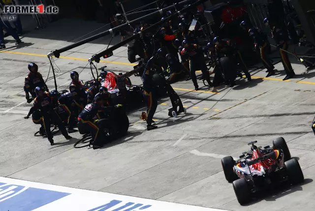 Und wieder mal teaminternes Duell bei Toro Rosso: Erst kommen die beiden in der ersten Safety-Car-Phase gleichzeitig an die Box, dann nutzt Max Verstappen im Finish seinen Reifenvorteil und geht relativ mühelos an Sainz vorbei. Foto zur News: Und wieder mal teaminternes Duell bei Toro Rosso: Erst kommen die beiden in der ersten Safety-Car-Phase gleichzeitig an die Box, dann nutzt Max Verstappen im Finish seinen Reifenvorteil und geht relativ mühelos an Sainz vorbei.