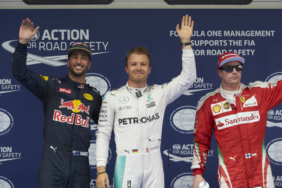 Foto zur News: Rosberg hingegen bringt&#039;s auf den Punkt und sichert sich die 23. Pole seiner Karriere, die ihm von den beiden Ferrari-Fahrern auf dem Silbertablett serviert wird. Sowohl Kimi Räikkönen (3.) als auch Sebastian Vettel (4.) verbremsen sich in der Haarnadel. Völlig überraschend auf Platz zwei: Daniel Ricciardo.