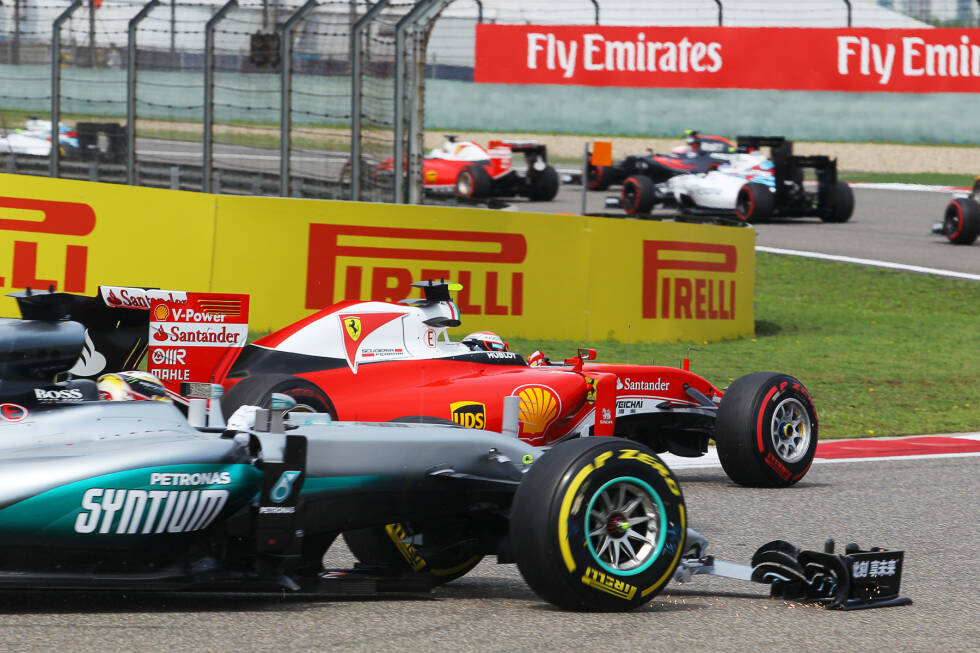 Foto zur News: Auch bei Hamilton wird&#039;s nicht besser: Kollision mit Felipe Nasr (Sauber) in der ersten Runde, Frontflügel weg. Von nun an müssen er und Räikkönen im Doppelpack das Feld von hinten aufrollen - mit gut 50 Sekunden Rückstand nach zwei Runden.