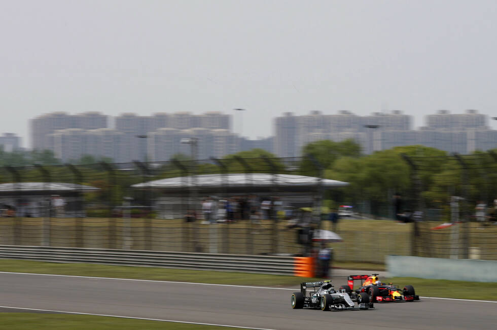 Foto zur News: Dritte Runde: Ricciardo und Rosberg führen drei Sekunden vor Kwjat, den Force Indias und Carlos Sainz, als Ricciardos linker Hinterreifen platzt (fünfter Pirelli-Reifenschaden des Wochenendes) und Rosberg in Führung geht. Pirelli erklärt später, der Reifen sei an einem Wrackteil der Startkollisionen aufgeschnitten worden.