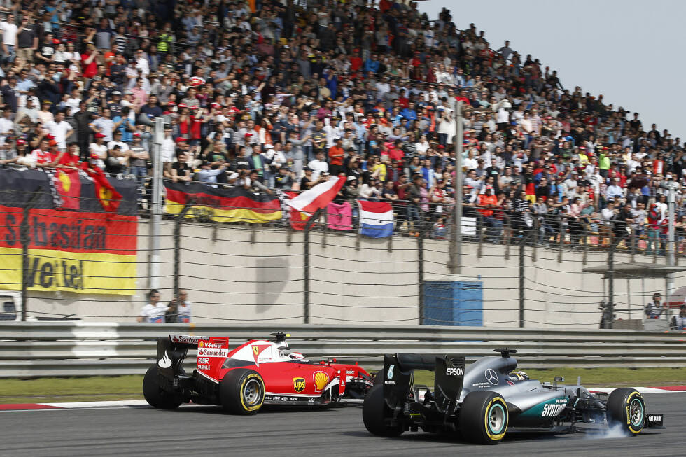 Foto zur News: Weiter hinten hat Hamilton Räikkönen bereits überholt. Genau wie Vettel, der zwischenzeitlich auf Platz 15 zurückfällt, pflügen die beiden durchs Feld. Zumindest bis zu dessen zweitem Boxenstopp jeweils knapp vor ihnen: Ricciardo.