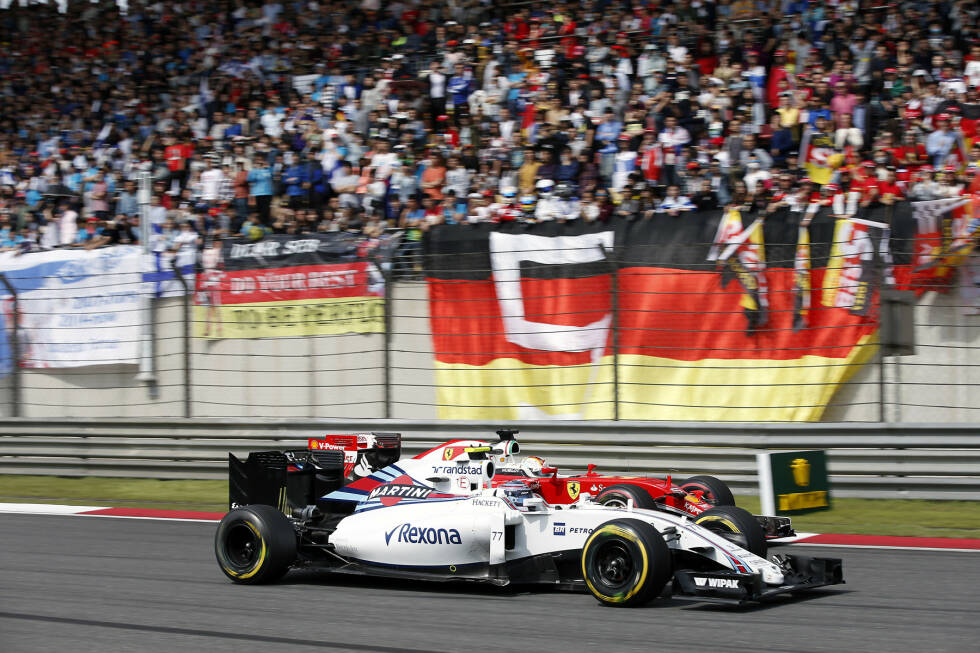 Foto zur News: In der elften Runde schnappt sich Vettel Williams-Pilot Valtteri Bottas und ist schon Achter. Dabei beschädigt er sich erneut den Frontflügel, was er jedoch nicht einmal merkt und laut Ferrari-Simulationen kein Problem ist. Tatsächlich fährt er kurz darauf die bis dahin schnellste Runde im Rennen.