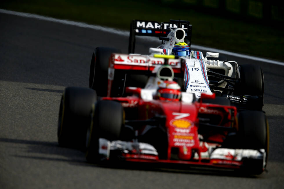 Foto zur News: Ebenfalls furios in der Schlussphase: Räikkönen schnappt sich erst seinen alten Bekannten Bottas, dann Hamilton, dessen Reifen langsam nachlassen, schließlich auch noch Massa - und wird Fünfter. Dabei ist er nach seinem letzten Boxenstopp nur als Zwölfter auf die Strecke gekommen, zu dem Zeitpunkt rund 15 Sekunden hinter Massa.