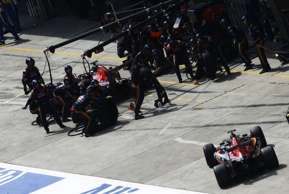 Foto zur News: Und wieder mal teaminternes Duell bei Toro Rosso: Erst kommen die beiden in der ersten Safety-Car-Phase gleichzeitig an die Box, dann nutzt Max Verstappen im Finish seinen Reifenvorteil und geht relativ mühelos an Sainz vorbei.