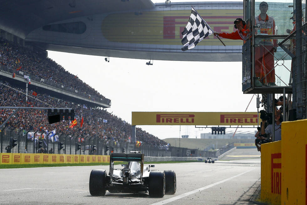 Foto zur News: Mit 37,8 Sekunden Vorsprung feiert Rosberg den 17. Grand-Prix-Sieg seiner Karriere, hängt damit in der ewigen Bestenliste Stirling Moss ab und ist nun erfolgreichster Nicht-Weltmeister der Formel-1-Geschichte. In der Fahrer-WM führt er nun schon 36 Punkte vor Titelverteidiger Hamilton - so überlegen wie noch nie!