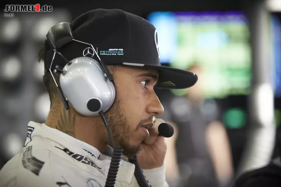 Foto zur News: Nicht das Wochenende des Lewis Hamilton: Wegen Getriebewechsel ohnehin schon mit fünf Startpositionen Handicap nach China gekommen, gibt im Qualifying auch noch seine MGU-H (Energierückgewinnung) den Geist auf. Letzter Startplatz.