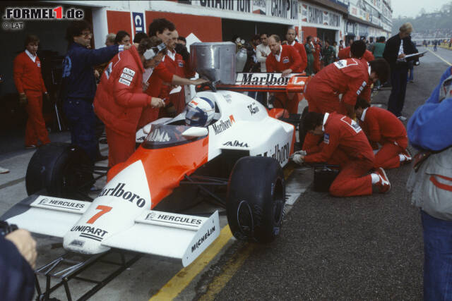 Foto zur News: Niki Lauda und Alain Prost machen den WM-Titel 1984 unter sich aus. Die beiden gewinnen im MP4/2 satte 12 von 16 Saisonrennen und feiern dabei vier Doppelsiege. Randnotiz: Das ansonsten dominante Auto holt lediglich drei Pole-Positions, allesamt durch Prost, weil McLaren als einziges Topteam keine speziellen Qualifyingmotoren einsetzt.
