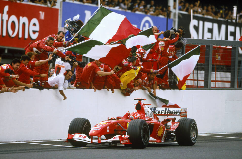 Foto zur News: Der nächste Ferrari in der Liste: Michael Schumacher und Rubens Barrichello triumphieren in der Saison 2004 mit dem F2004 in 15 von 18 Saisonrennen. Jarno Trulli (Renault R24), Kimi Räikkönen (McLaren-Mercedes MP4-19B) und Juan Pablo Montoya (Williams-BMW FW26) verhindern eine 100-Prozent Quote für den Überflieger.