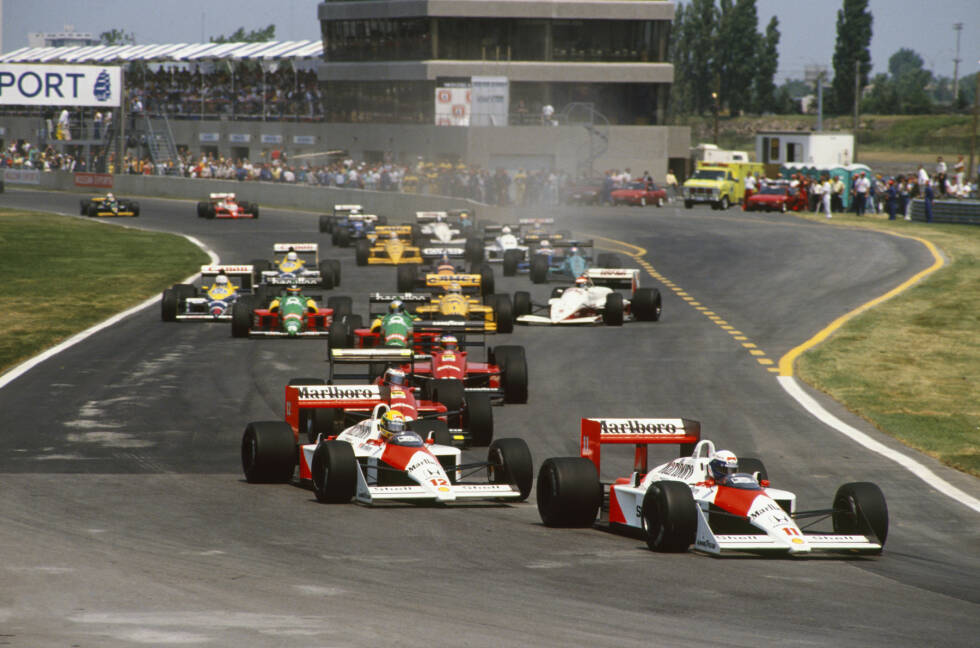 Foto zur News: Ayrton Senna und Alain Prost gewinnen im legendären MP4/4 in der Saison 1988 unglaubliche 15 von 16 Rennen. Die 100-Prozent-Quote ruiniert Gerhard Berger (Ferrari F1-87/88C) in Monza, weil Senna beim Überrunden ausscheidet, als er klar in Führung liegt. Am Saisonende wird das Rekordauto in den wohlverdienten Ruhestand geschickt.
