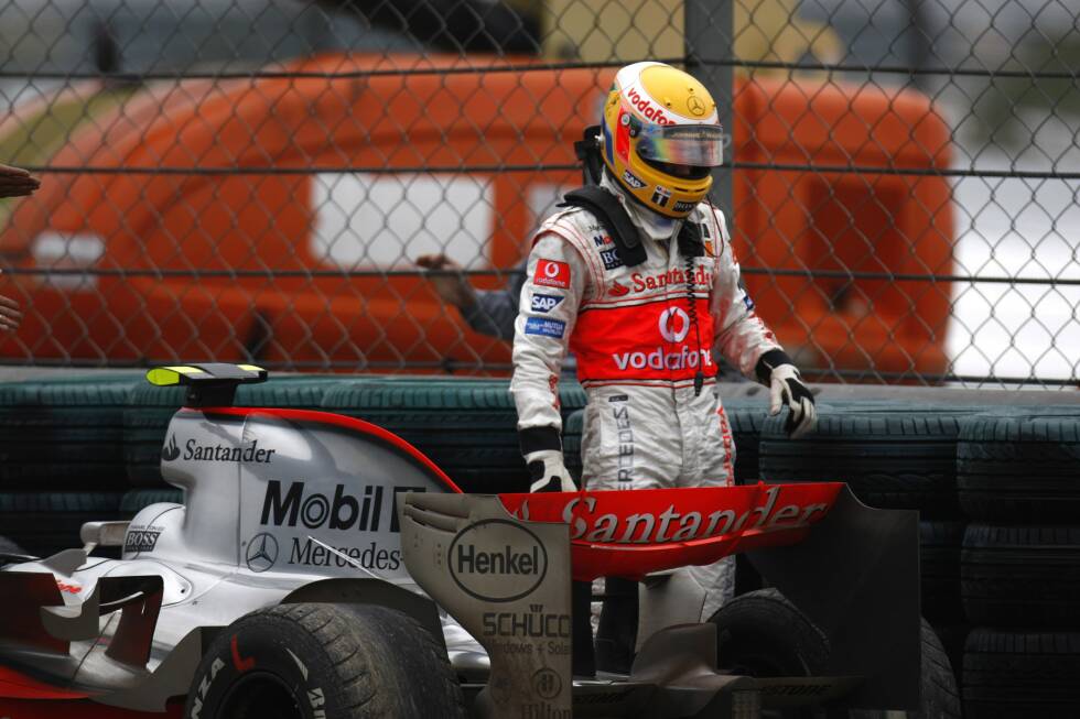 Foto zur News: Das Paradebeispiel liefert ausgerechnet Hamilton selbt 2007. Zwei Rennen vor Saisonende sieht es so aus, als könnte der Brite gleich in seinem ersten Jahr Weltmeister werden. Doch in China versenkt er seinen McLaren in aussichtsreicher Position ausgerechnet in einem kleinen Kiesbett in der Boxeneinfahrt...