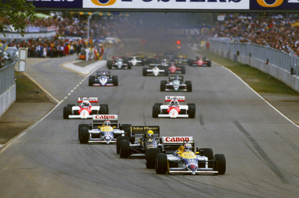 Foto zur News: Prost siegt in Mexiko, doch Mansell reicht in Adelaide schon ein dritter Platz, um erstmals Weltmeister zu werden. 19 Runden vor Schluss liegt der Williams-Pilot genau auf dieser Position, als sein linker Hinterreifen ohne Vorwarnung explodiert. Prost holt sich den Rennsieg und seinen zweiten Titel.