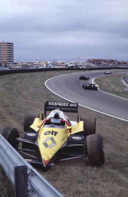 Foto zur News: Drei Jahre zuvor hat der Franzose dafür Pech: Vier Rennen vor Saisonende liegt Prost komfortabel in Führung, doch weil er in den verbleibenden Rennen dreimal die Zielflagge nicht sieht (eine Kollision, zwei Defekte), geht der Titel 1983 an Nelson Piquet.